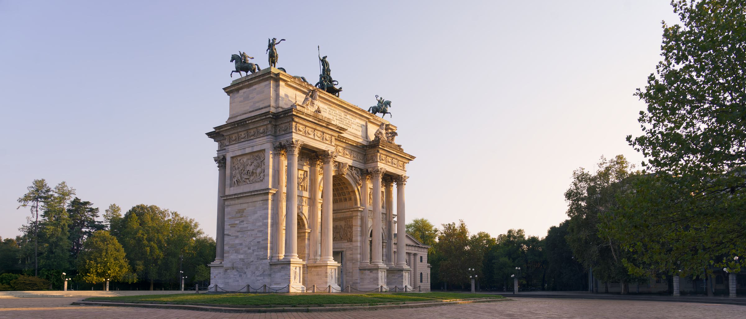 L'Arco della Pace a Milano, in fondo a corso Sempione, illuminato dalla luce del tramonto.